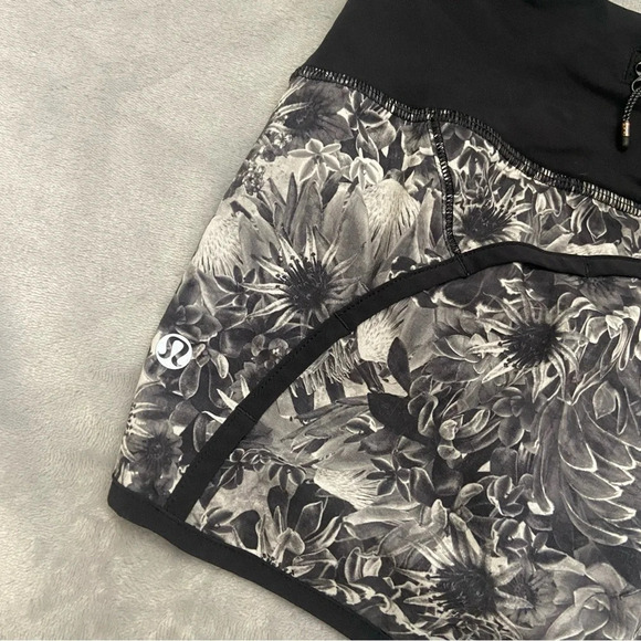 Lululemon Run Times Short Flowabunga Black Angel Wing 21342 - Picture 10 of 12